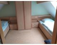 Monteurzimmer: Eines der drei Schlafzimmer in der großen Ferienwohnung - Hofellen