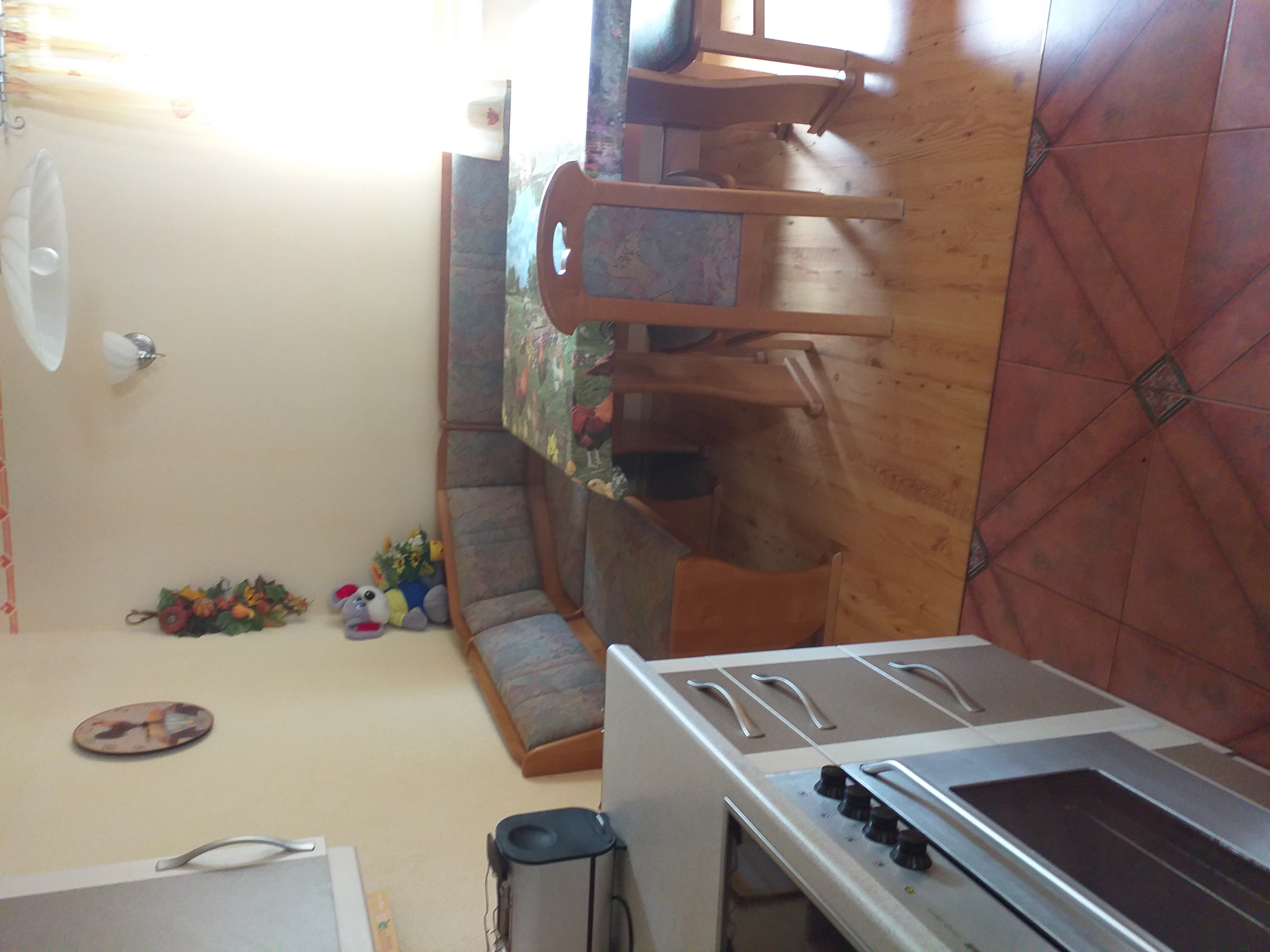 Monteurzimmer: Eßecke in der großen Wohnung - Hofellen