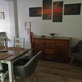 Monteurzimmer: Ess- und Wohnbereich - Ferienwohnung Izzo Hockenheim 