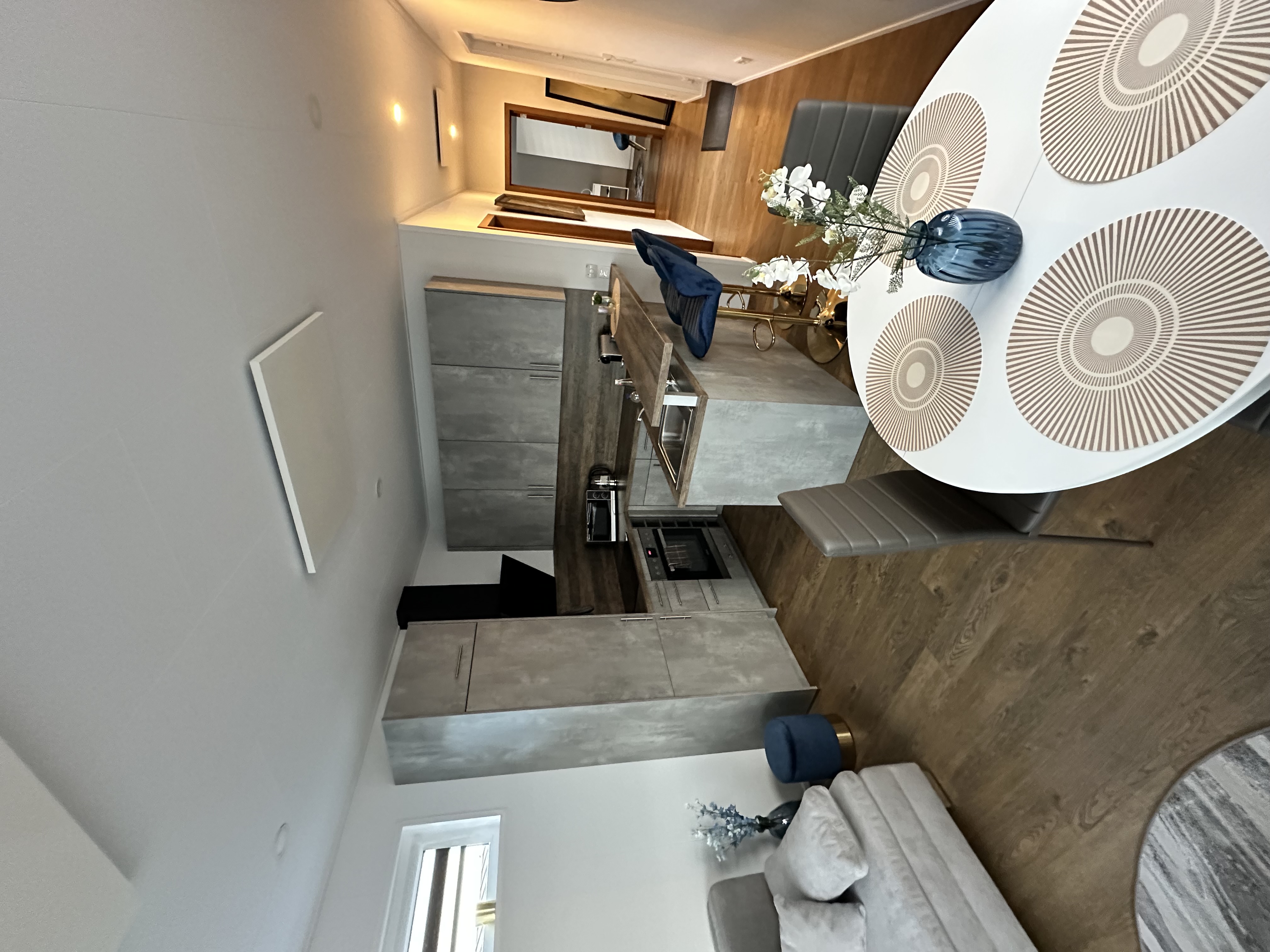 Monteurwohnung - Zimmertyp: Mehrbettzimmer - Nordrhein-Westfalen - Herzlich willkommen in unserem Ferienhaus im Seepark Goch-Kessel Nr 6.
In unserem neuen Ferienhaus gibt es noch freie Zeiten für bis zu 5 Personen .

Erholung, Ruhe, , schöne Wander- und Radwege finden Sie bei ‚Uns‘, nicht weit von der Niederländische Grenze .

Lage:
100m-Freizeitbad GochNess, Saunalandschaft
11km Center Parcs Het Heijderbos Aquapark ,
19km Flughafen Weeze ,
3km Deutsch-niederländische Grenze ,

Gebäude:
Das Ferienhaus: verfügt über einen großen 65m2 Wohnbereich/Essbereich mit Küche (inkl. Geschirrspüler, Herd mit Ceranfeld, Abzugshaube, Kaffeemaschine, Toaster, Kühlschrank, Microwelle, Gefrierschrank, usw. Vom Eierbecher bis zur Auflaufform finden Sie in der Küche alle notwendigen Küchengeräte.
Gartenhaus mit Waschmaschine und Trockener .
Parkplatz kostenlos
-WIFI internet kostenlos

Ausstattung der Ferienhaus:

1.Küchen- und Essbereich mit einer gut ausgestatteten Küche, einem Esstisch für bis zu 5 Personen,

2.Schlafzimmer mit Doppelbett 180x200 und Smart-TV

3.Schlafzimmer mit Einzelbett 100x200 und Smart-TV

4.Wohnzimmer mit Schlafcouch 160x200 und Smart TV

5..Badezimmer mit große bodentiefer Dusche , WC ,

Auf dem umzäunten Grundstück befinden sich zwei PKW-Stellplätze, ein Gartenhaus, Terrasse mit Grillplatz und Rasenfläche mit Gartenhaus.

( Haustiere sind erlaubt).

Brötchenservice möglich,

Vermietung ab 2 Nächten,

Wir freuen uns auf Ihren Besuch!

**Verfügbarkeit:** Bis 24.01.2024 ausgebucht
Tel:015234235138


Für Fragen stehen wir Ihnen gerne zur Verfügung! - FERIENHAUS J&K am Seepark Goch