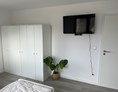 Monteurzimmer: Smart TV und Schränke - MBM moderne Monteurzimmer Bretzfeld