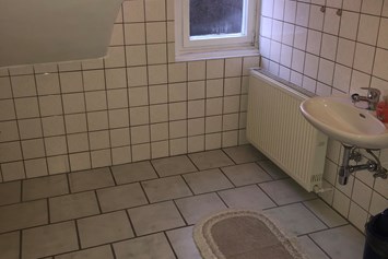 Monteurzimmer: Badezimmer der Monteurwohnung - Gasthaus Tschechische Krone