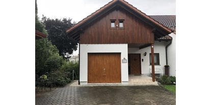 Monteurwohnung - PLZ 78315 (Deutschland) - Vorderansicht Haus mit Parkplatz (rechts von der Garage). - Ferienwohnung Grüner