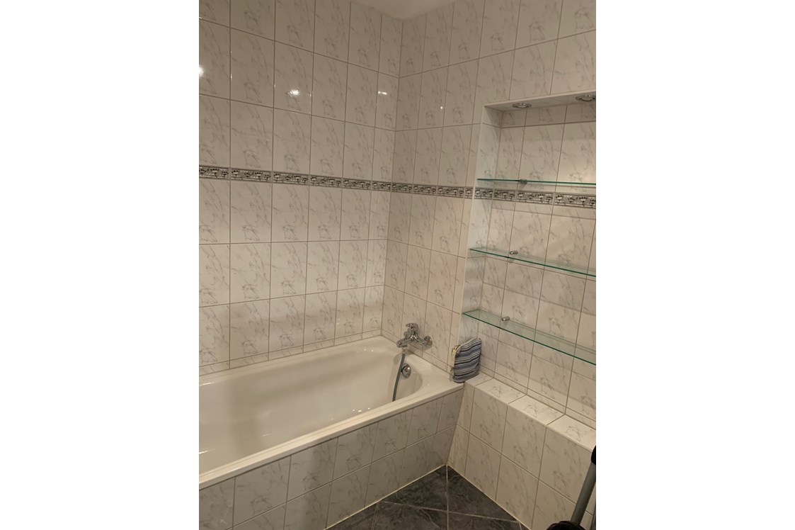 Monteurzimmer: Bad mit Dusche, Badewanne, WC, Waschbecken, Waschmaschine - Monteurunterkünfte im Hotelzimmercharakter