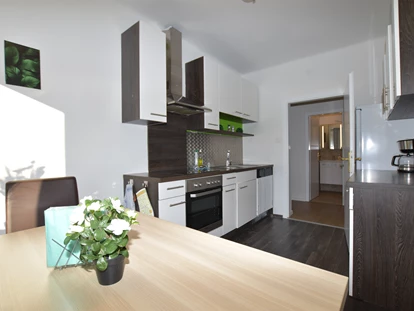 Monteurwohnung - Badezimmer: eigenes Bad - Tisch mit Sitzbank und Sessel - Hammermäßige Wohnung