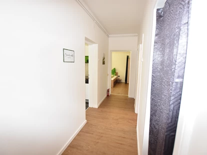 Monteurwohnung - Badezimmer: eigenes Bad - Vorhaus. Zimmer sind getrennt begehbar - Hammermäßige Wohnung