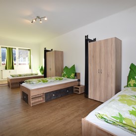 Monteurzimmer: Hier sind 3 Betten mit Sichtschutz - Hammermäßige Wohnung