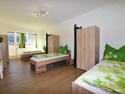 Monteurwohnung - Badezimmer: eigenes Bad - Hier sind 3 Betten mit Sichtschutz - Hammermäßige Wohnung