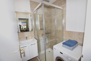 Monteurzimmer: Bad mit Waschmaschine - Hammermäßige Wohnung