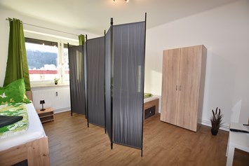 Monteurzimmer: 2 Einzelbetten mit Sichtschutz - Hammermäßige Wohnung