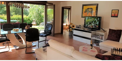 Monteurwohnung - PLZ 79804 (Deutschland) - Wohnzimmer + Terrassenausgang EG  - Ferienhüsli zwischen Rhein(fall), Thermalbädern & Zürich