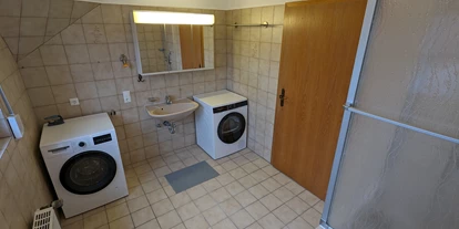 Monteurwohnung - Kaffeemaschine - Meppen - Bad mit Waschmaschine und Trockner Obergeschoss  - Monteurunterkunft Lingen-Brögbern