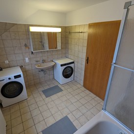 Monteurzimmer: Bad mit Waschmaschine und Trockner Obergeschoss  - Monteurunterkunft Lingen-Brögbern 