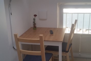 Monteurzimmer: Mit Tisch  und Stühlen  - Zimmer zum Aschauerhof