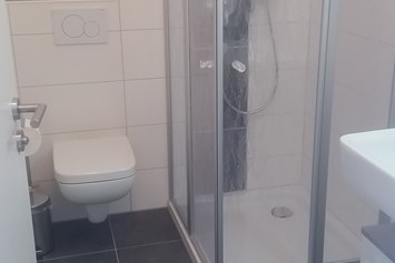 Monteurzimmer: Alle Zimmer mit eigenem Badezimmer Dusche  WC und Waschbecken  - Zimmer zum Aschauerhof