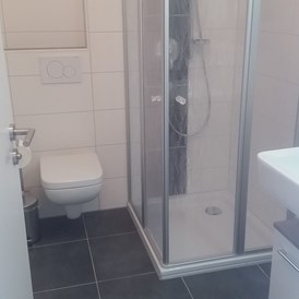 Monteurzimmer: Alle Zimmer mit eigenem Badezimmer Dusche  WC und Waschbecken  - Zimmer zum Aschauerhof