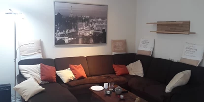 Monteurwohnung - Bettwäsche: Bettwäsche gegen Gebühr - Deutschland - Wohnzimmer und Bett 2 - Monteurwohnung Höxter