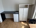 Monteurzimmer: Studioküche mit INduktionskochfeld für eine Pfanne, Besteck und Gescgirr für eine Person, Kühlschrank - Studios nähe Zürich
