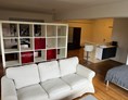 Monteurzimmer: Wohnzimmer mit Couch - Studio für 1 bis 2 Personen mit eigener Küche