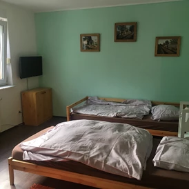 Monteurzimmer: Zwei-Bett Schlafzimmer mit TV - simone Carlson