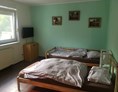 Monteurzimmer: Zwei-Bett Schlafzimmer mit TV - simone Carlson