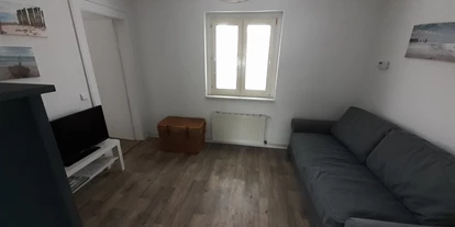 Monteurwohnung - TV - Brandenburg - Wohnzimmer mit Schlafcouch - Ferien- und Monteurwohnung Schulz