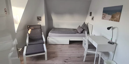 Monteurwohnung - Kaffeemaschine - Schleswig-Holstein - Dachgeschoßwohnung
Zimmer 1 - Monteurzimmer Ferienwohnung 6 Personen Kiel-Meimersdorf