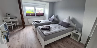 Monteurwohnung - Kaffeemaschine - Schleswig-Holstein - Dachgeschoßwohnung
Zimmer 2 - Monteurzimmer Ferienwohnung 6 Personen Kiel-Meimersdorf