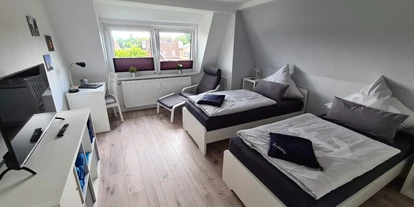 Monteurwohnung - Kaffeemaschine - Schleswig-Holstein - Dachgeschoßwohnung
Zimmer 3 - Monteurzimmer Ferienwohnung 6 Personen Kiel-Meimersdorf