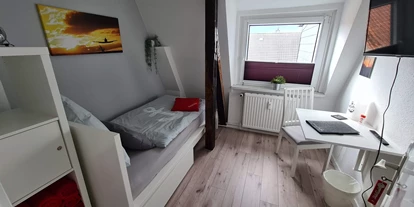 Monteurwohnung - Kaffeemaschine - Schleswig-Holstein - Dachgeschoßwohnung
Zimmer 4 - Monteurzimmer Ferienwohnung 6 Personen Kiel-Meimersdorf