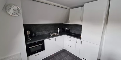 Monteurwohnung - Kaffeemaschine - Schleswig-Holstein - Dachgeschoßwohnung
Küche - Monteurzimmer Ferienwohnung 6 Personen Kiel-Meimersdorf