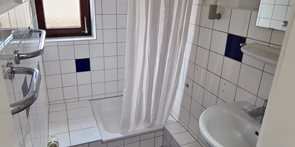Monteurwohnung - Kaffeemaschine - Schleswig-Holstein - Dachgeschoßwohnung
Außenbad - Monteurzimmer Ferienwohnung 6 Personen Kiel-Meimersdorf
