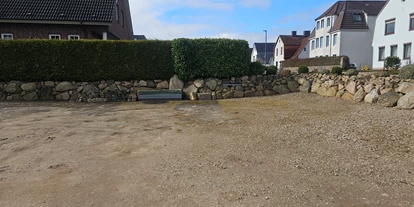 Monteurwohnung - Kaffeemaschine - Schleswig-Holstein - Der Parkplatz - Monteurzimmer Ferienwohnung 6 Personen Kiel-Meimersdorf