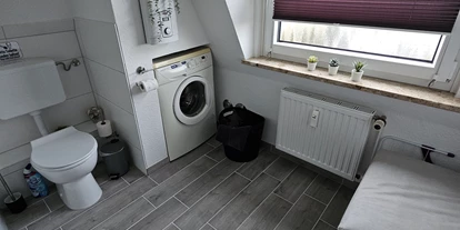 Monteurwohnung - Kaffeemaschine - Schleswig-Holstein - Dachgeschoßwohnung
Bad - Monteurzimmer Ferienwohnung 6 Personen Kiel-Meimersdorf