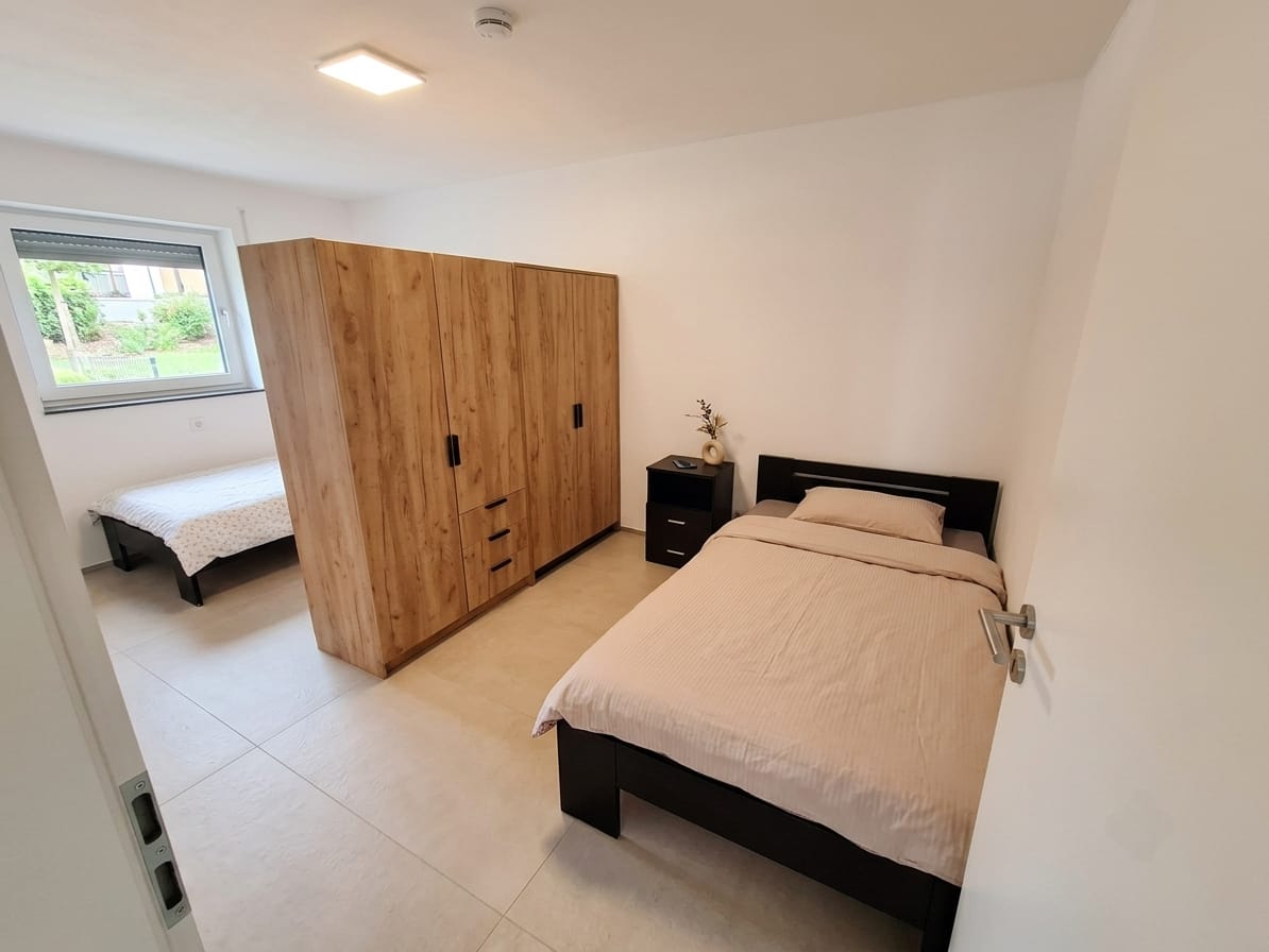 Monteurwohnung - PLZ 73447 (Deutschland) - Eins von zwei Schlafzimmern - Ferienwohnung Biehlmaier