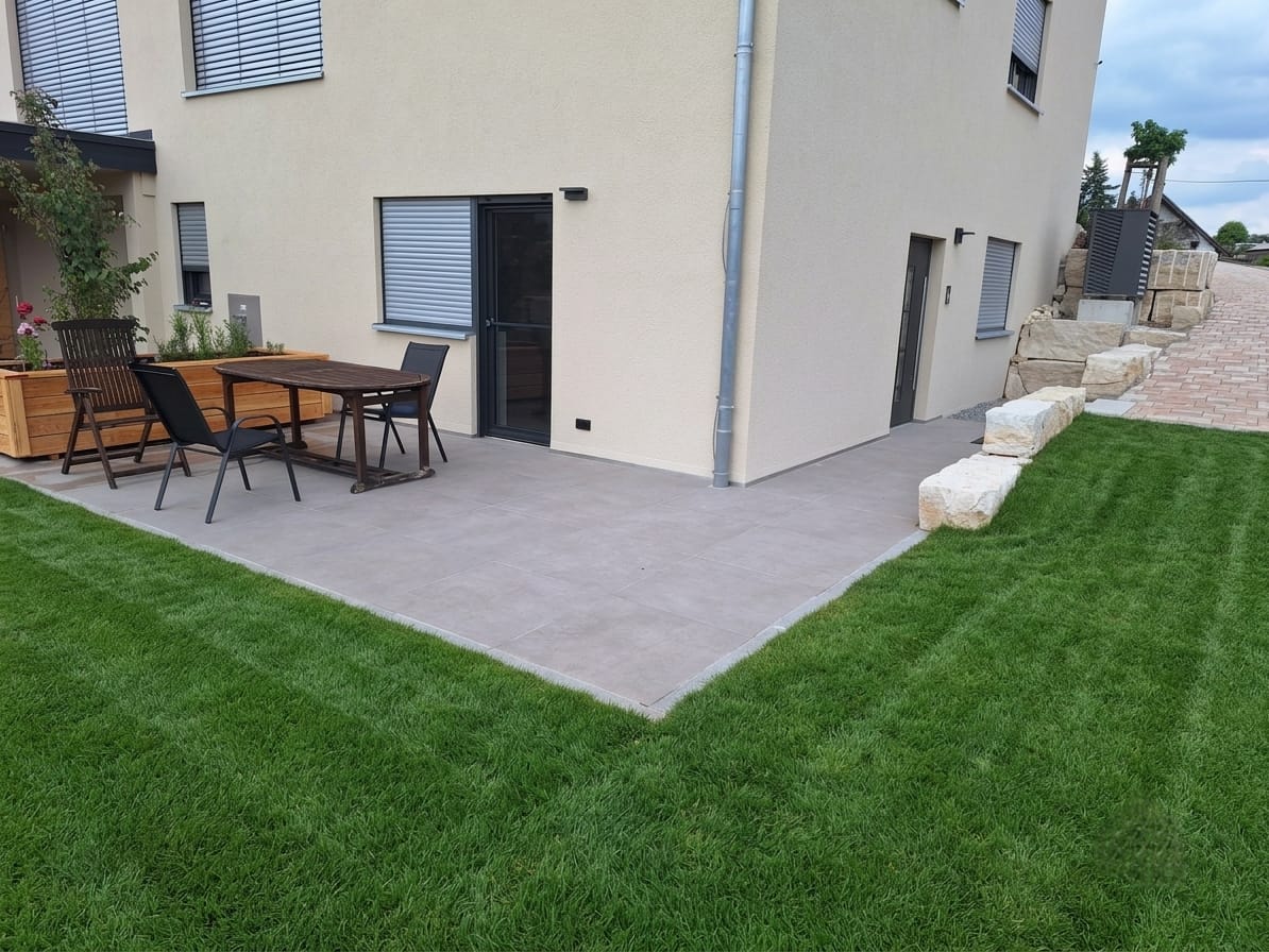Monteurzimmer: Terasse und Hauseingang - Ferienwohnung Biehlmaier