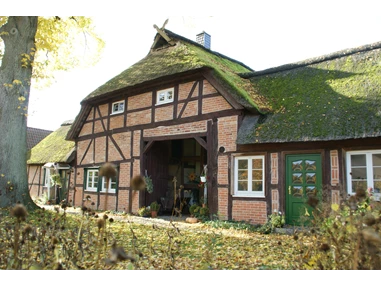 Monteurzimmer: Links im Haus befindet sich die zu vermietende Wohnung. - Ferienwohnung Bauernhaus