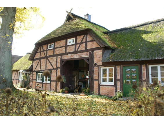 Monteurzimmer: Links im Haus befindet sich die zu vermietende Wohnung. - Ferienwohnung Bauernhaus
