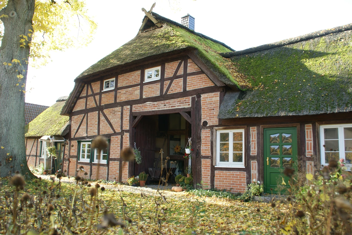 Monteurzimmer: Links im Haus befindet sich die zu vermietende Wohnung. - Ferienwohnung Bauernhaus