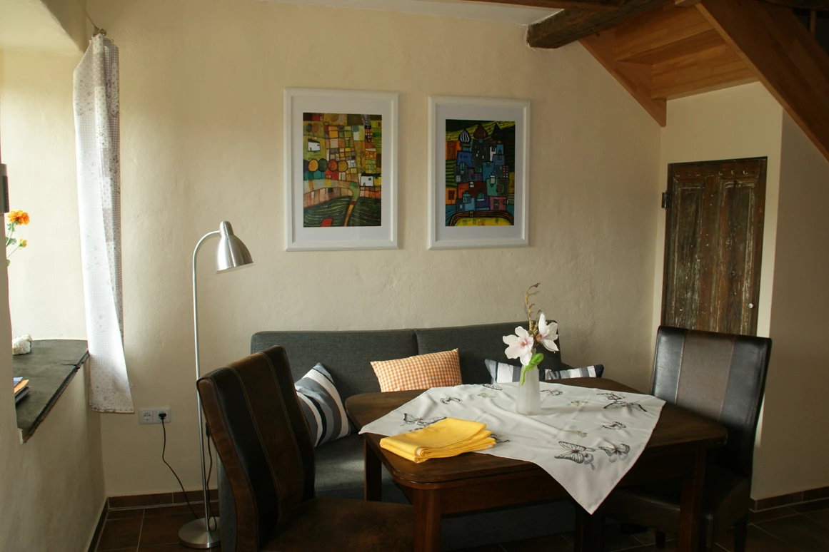 Monteurzimmer: Wohnbereich mit Schlafcouch - Ferienwohnung Bauernhaus