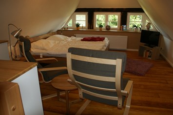 Monteurzimmer: Schlafbereich mit Fernseher und Lesesesseln - Ferienwohnung Bauernhaus