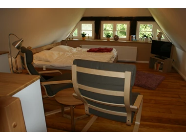 Monteurzimmer: Schlafbereich mit Fernseher und Lesesesseln - Ferienwohnung Bauernhaus