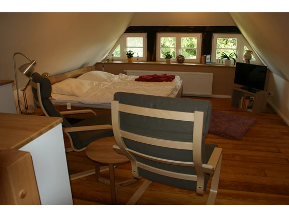 Monteurzimmer: Schlafbereich mit Fernseher und Lesesesseln - Ferienwohnung Bauernhaus