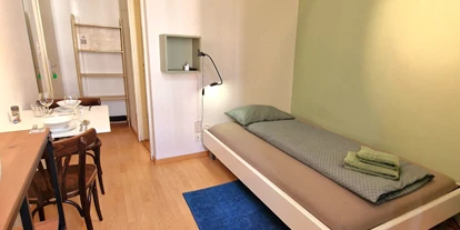 Monteurwohnung - Zimmertyp: Mehrbettzimmer - Bettenhausen - Kleine Studiowohnung, mit Bad, ein Bett 140x200cm, Mikrowelle, Kaffeemaschine, Wasserkocher, Kühlschrank, Geschirr, TV/Internet - Casa Maria Apartments Solothurn