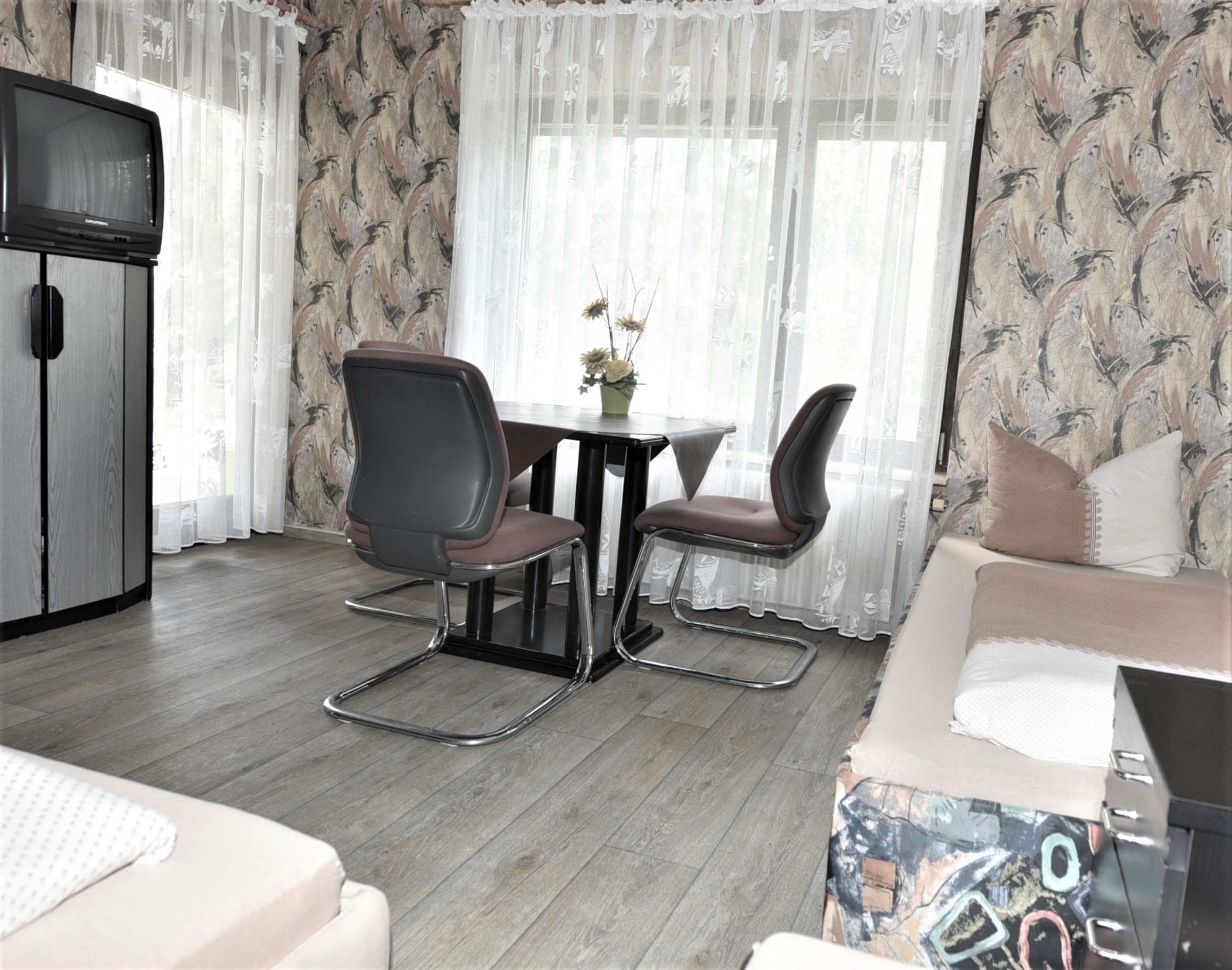 Monteurwohnung - PLZ 97225 (Deutschland) - 7-8 Bett- BU-Wohn-Obj./ 
TYP BU-WO
3 Zimmer, Kü.,Du.,Terr. - 7-8 Bett + 5-6 Bett - Monteure-Wohnung + Mehrbettzimmer