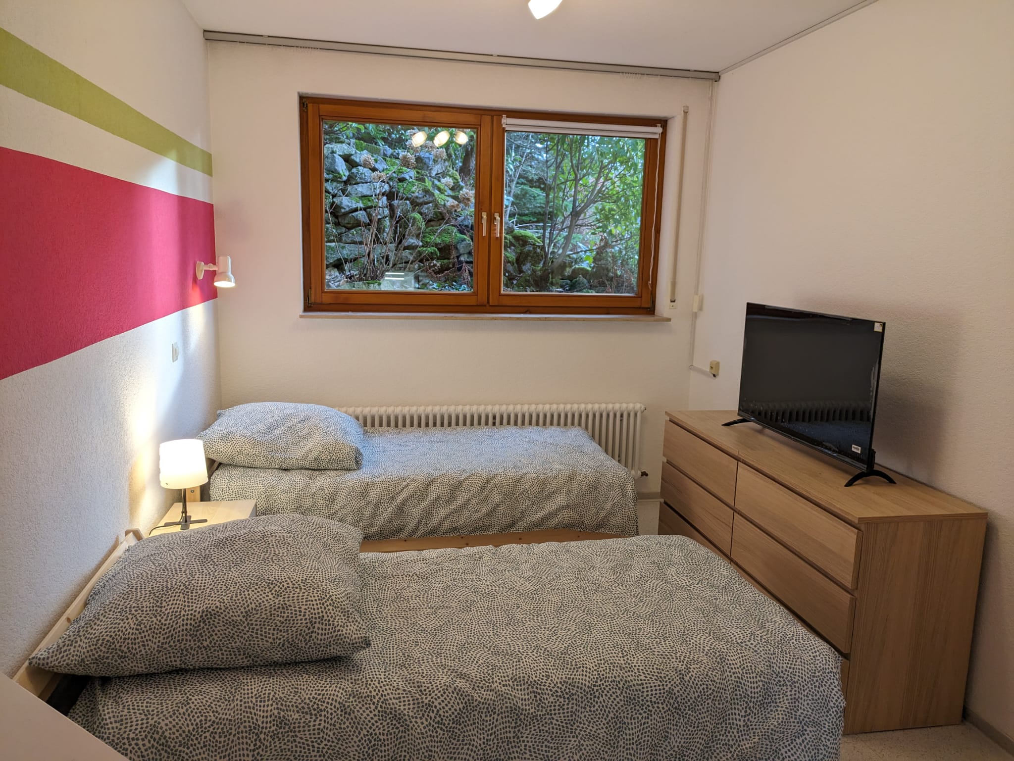 Monteurwohnung - PLZ 74420 (Deutschland) - 2x Einzelbetten
Smart-TV
Extra Waschbecken im Zimmer - *** Monteurwohnung 4 Zimmer, 7 Schlafplätze ***