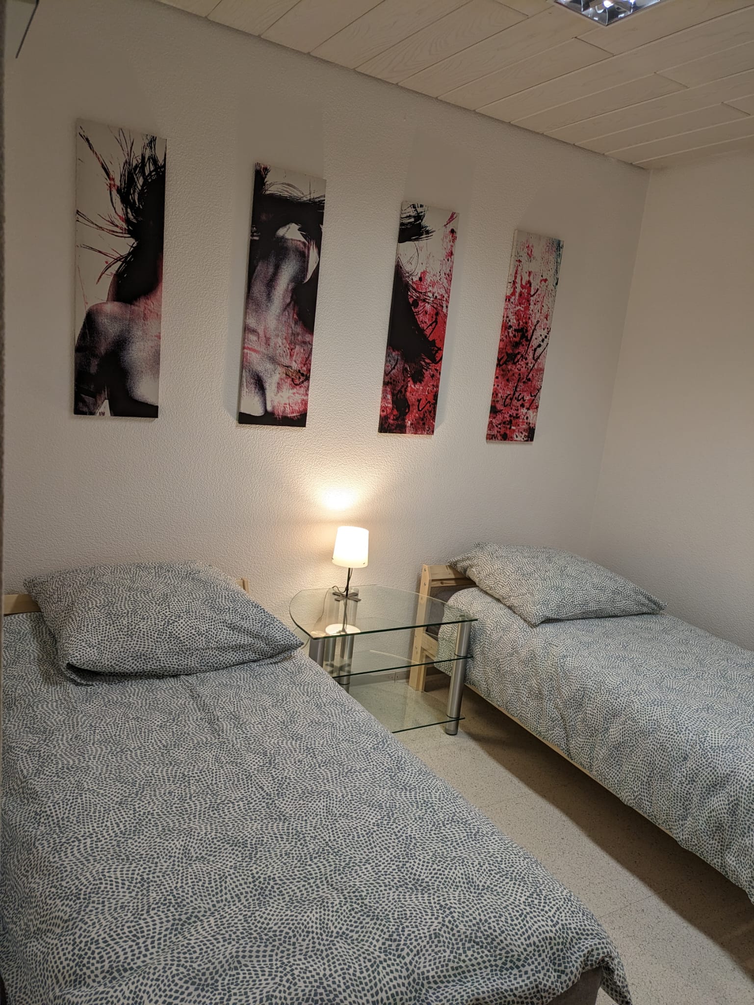 Monteurwohnung - PLZ 74420 (Deutschland) - 2x Einzelbetten
Smart-TV
Extra Waschbecken im Zimmer - *** Monteurwohnung 4 Zimmer, 7 Schlafplätze ***