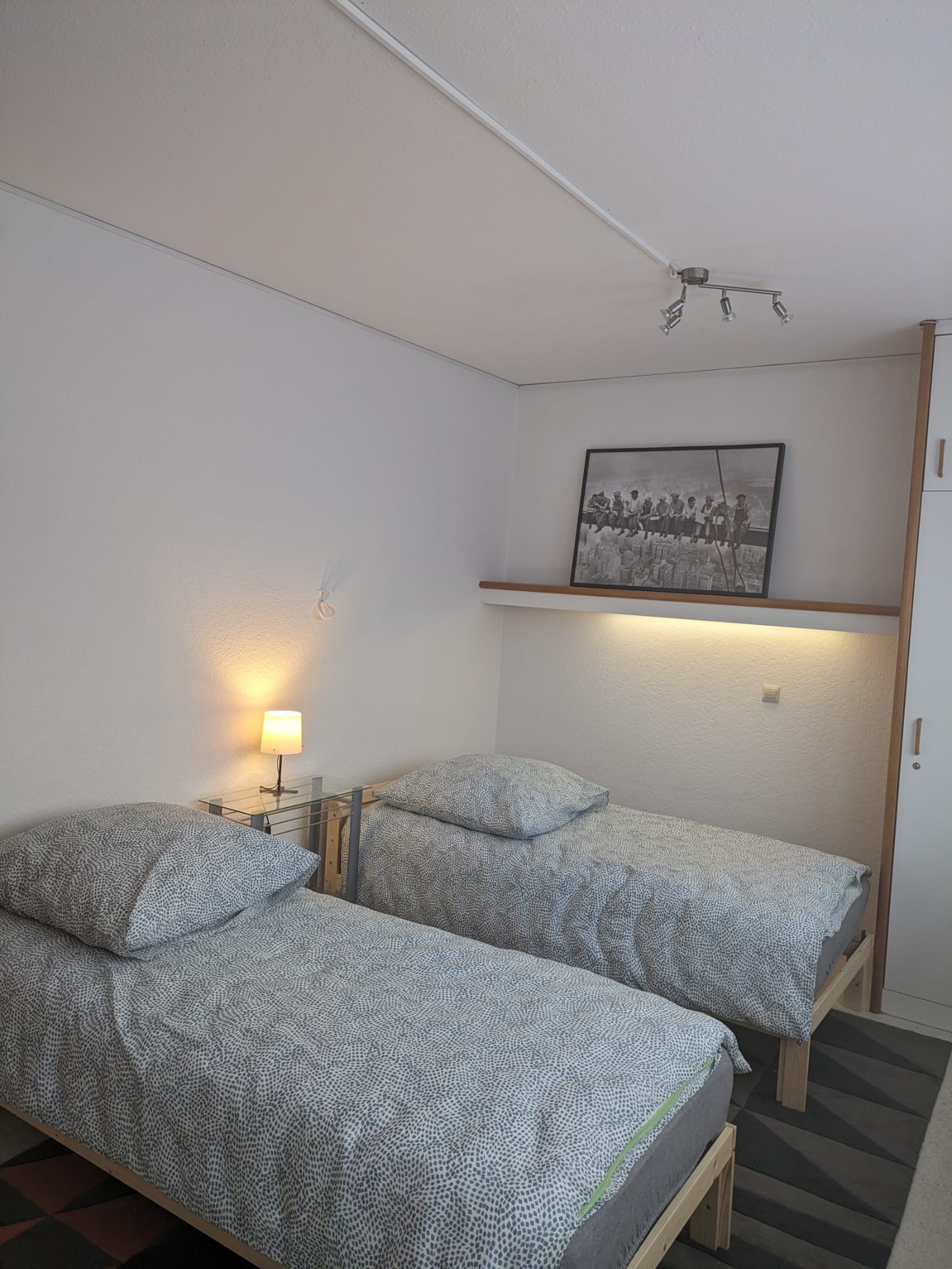 Monteurwohnung - PLZ 74420 (Deutschland) - 2x Einzelbetten
Smart-TV
Extra Waschbecken im Zimmer - *** Monteurwohnung 4 Zimmer, 7 Schlafplätze ***