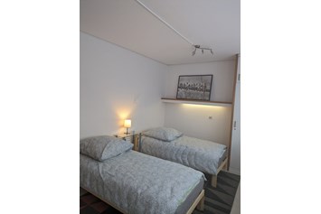 Monteurwohnung: 2x Einzelbetten
Smart-TV
Extra Waschbecken im Zimmer - *** Monteurwohnung 4 Zimmer, 7 Schlafplätze ***