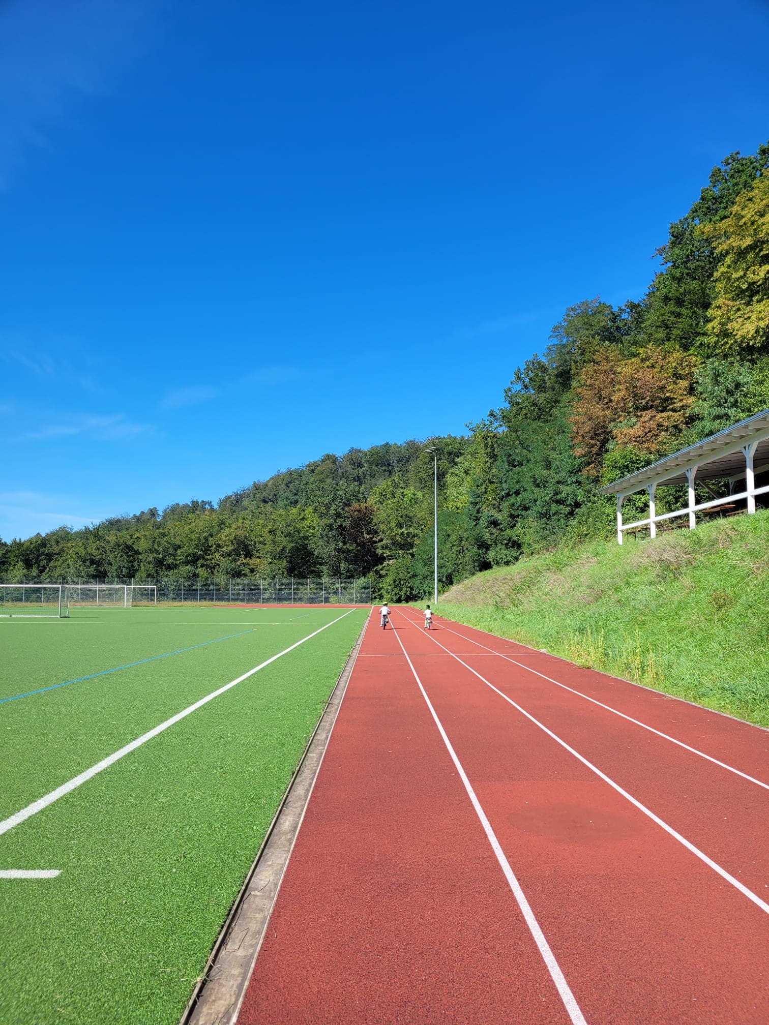 Monteurwohnung: 120m entfernt ist der Sportplatz und daneben ein Spielplatz - *** Monteurwohnung 4 Zimmer, 7 Schlafplätze ***
